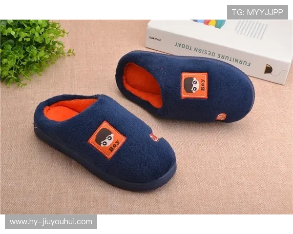 冬季必备足球拖鞋毛绒款让你在家中也能感受绿茵场的温暖激情 冬季必备足球拖鞋毛绒款让你在家中也能感受绿茵场的温暖激情